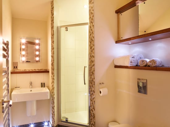 Golden Oak 1-bed bathroom