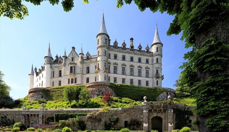 White stone walls at Dunrobin Castle